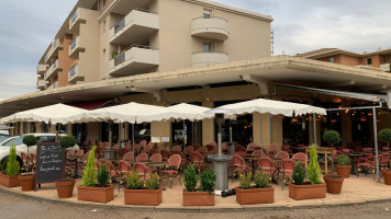 Le Petit Bistrot La Duranne food