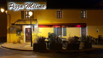Pizza Melina outside