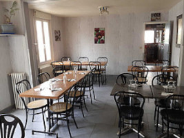 Les Hirondelles food