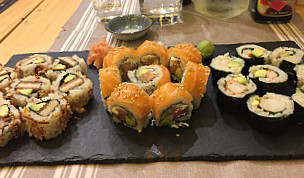 Max De Sushi food