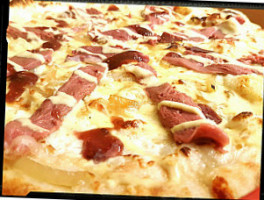 Pizza De Saint Mamet food