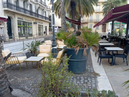 Cafe de La Gare outside