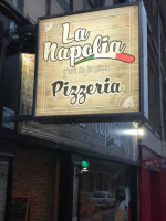 La Napolia Pizzeria outside