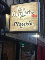 La Napolia Pizzeria outside