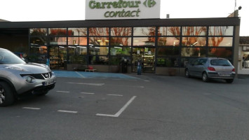 Carrefour Contact outside