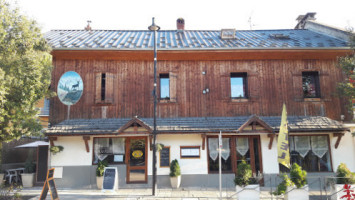 Le Bouchon Des Aravis outside