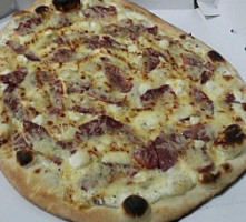 A Quoi Pizza food