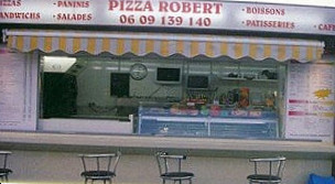 Pizza Robert outside