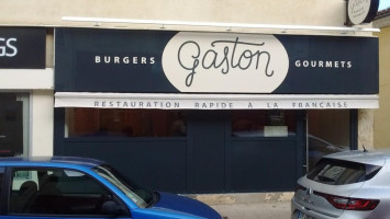 Gaston Burgers Gourmets outside