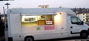 Camion Real Pizza outside