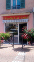 Planète Fast-food outside