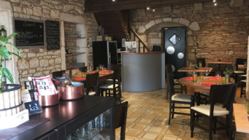 Cafe De La Place inside