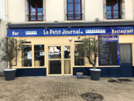 Le Petit Journal outside
