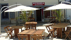 Pizzeria De La Fontaine inside