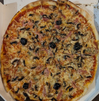 Pizz'a Mia food