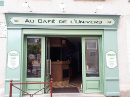 Au Café De L'univers outside