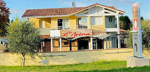 L’arèna outside