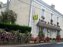 L'auberge Du Port Des Roches outside