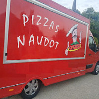 Le Camion Rouge Pizza Naudot outside