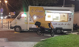 Le Camion à Pizza outside