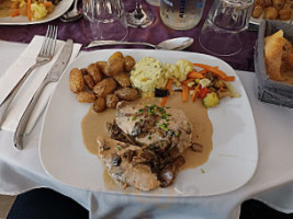 Le Château Des Arènes food