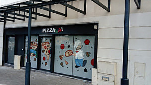 Pizza La outside