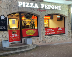 Pizza Pepone Pizza Cran inside