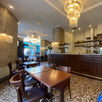 Cafe Broglie inside