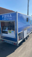 Camion Pizza Vert outside