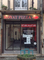 Royat Pizza outside