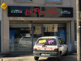 Pizzetta Rossa outside