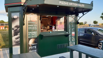 Le Kiosque à Pizzas Warmeriville inside