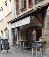 Cafe De La Place outside