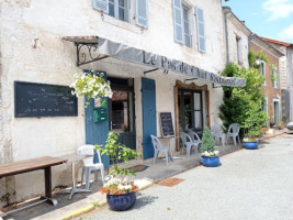 Le Pas De Chat Cafe outside