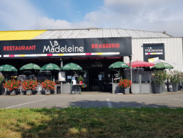 Cafe De La Madelaine Lescar outside