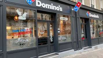 Domino's Pizza Dijon Mariotte outside