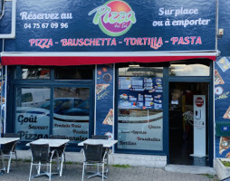Pizza Del Sol inside