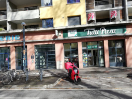 Tutti Pizza outside