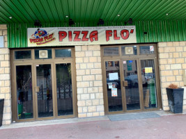 Pizza Flo' outside