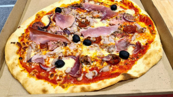 Pizz Azzurra outside