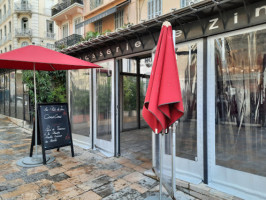 Cafe de La Gare outside