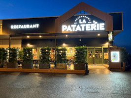 La Pataterie outside