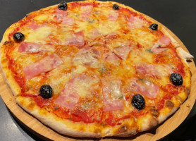 Pizza Des Mas food