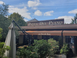 Pizza Del Piano outside