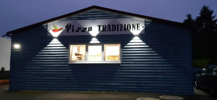 Pizza Tradizione outside