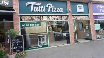 Tutti Pizza Leguevin outside