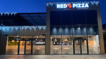 Red's Pizza outside