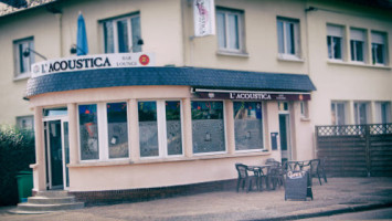 L'auberge Fleurie outside