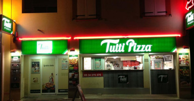 Tutti Pizza outside
