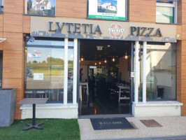 Lutetia-pizza outside